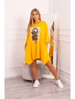 Šaty s potiskem a rozšířeným spodním dílem v hořčicové barvě Šaty s potiskem a rozšířeným spodním dílem v hořčicové barvě