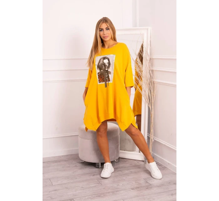 Šaty s potiskem a rozšířeným spodním dílem v hořčicové barvě Šaty s potiskem a rozšířeným spodním dílem v hořčicové barvě