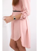 Šaty s delšími zády a pásem pudrově růžová