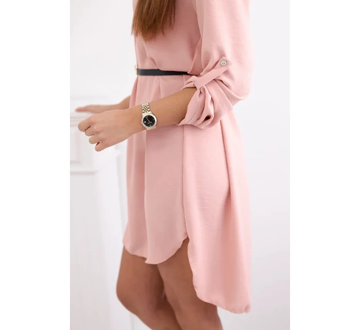 Šaty s delšími zády a pásem pudrově růžová