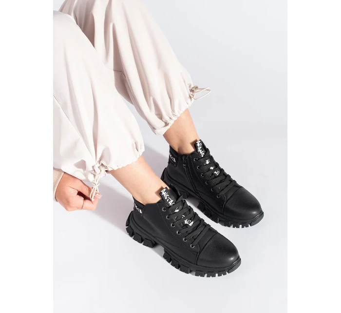 Zajímavé kotníčkové boty dámské černé na plochém podpatku Zajímavé kotníčkové boty dámské černé na plochém podpatku