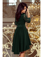 Tmavě zelené dámské šaty s delším zadním dílem a krajkovým výstřihem model 6839184