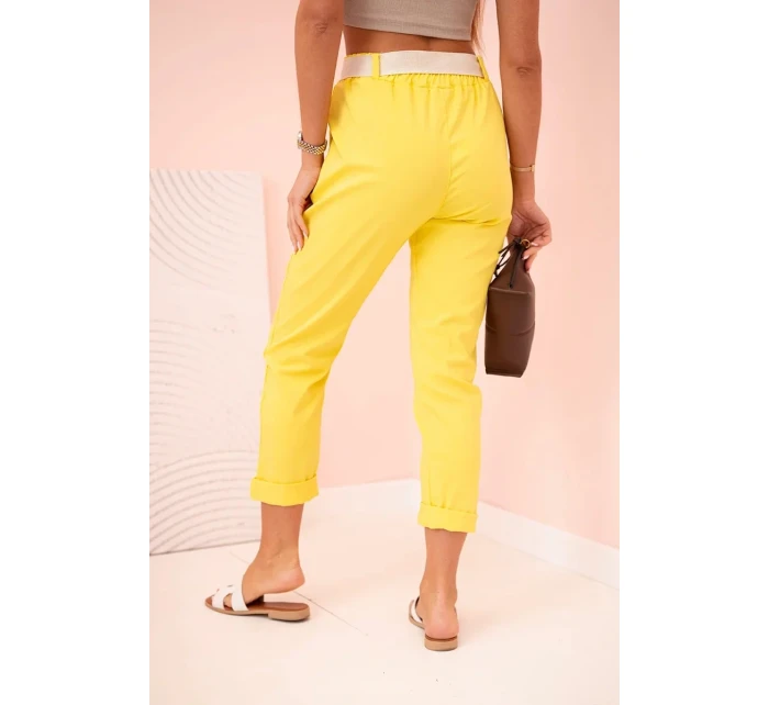 Dámské viskózové kalhoty s páskem a ohrnutými nohavicemi tmavě žlutá