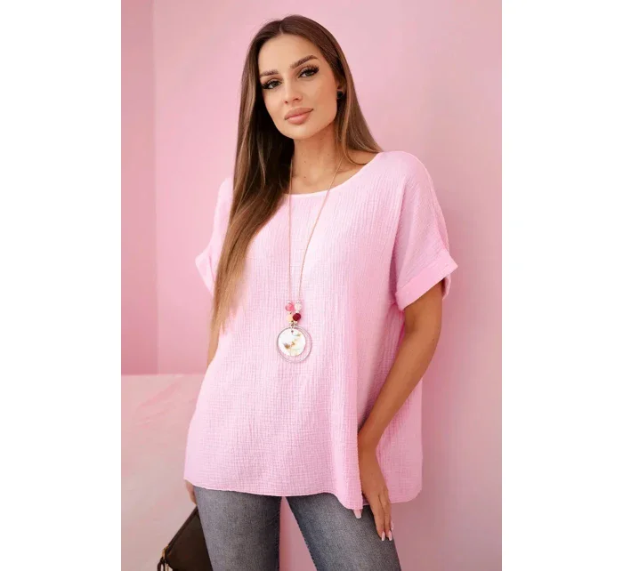 Mušelínová halenka s náhrdelníkem bonbónově růžová