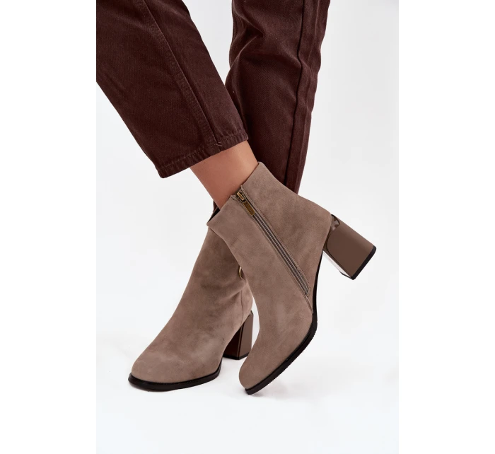 Semišové boty na podpatku s s ozdobným detailem  Béžové model 21714151 - Artiker