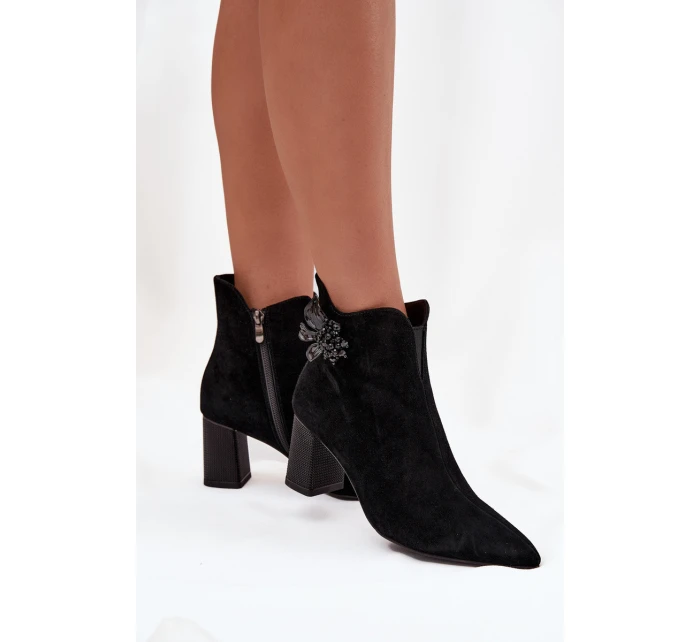 Semišové dámské boty na sloupkovém podpatku s ozdobou D&A – černé Semišové dámské boty na sloupkovém podpatku s ozdobou D&A – černé