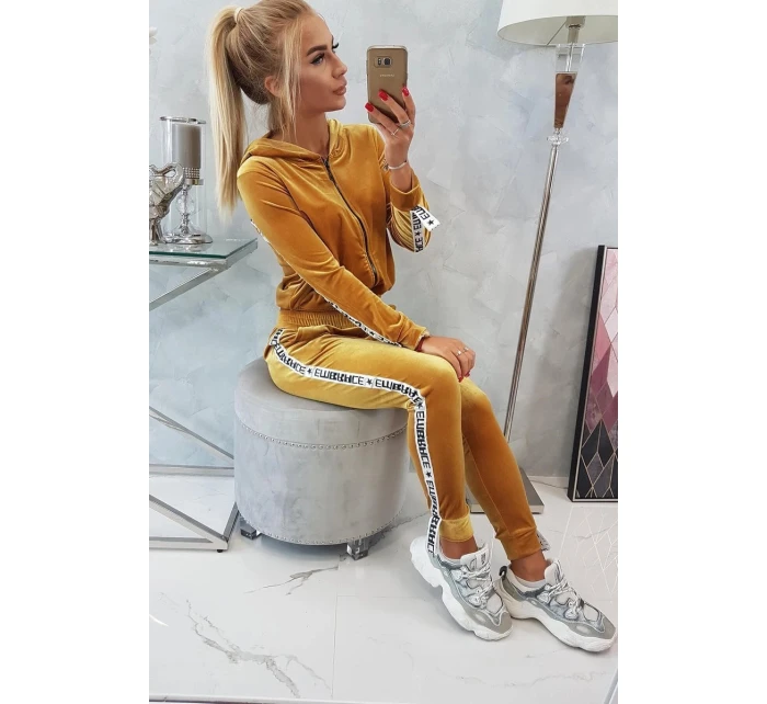Velurová souprava s ozdobnými model 21752920 hořčicová - K-Fashion Velurová souprava s ozdobnými model 21752920 hořčicová - K-Fashion