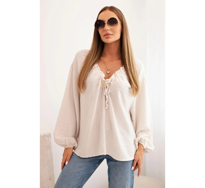 Dámská blůza s viskózou, s nařaseným výstřihem a ozdobou béžová