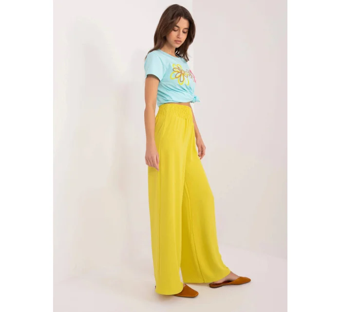 Žluté široké dámské kalhoty s gumou v pase model 20102265 - Factory Price Žluté široké dámské kalhoty s gumou v pase model 20102265 - Factory Price