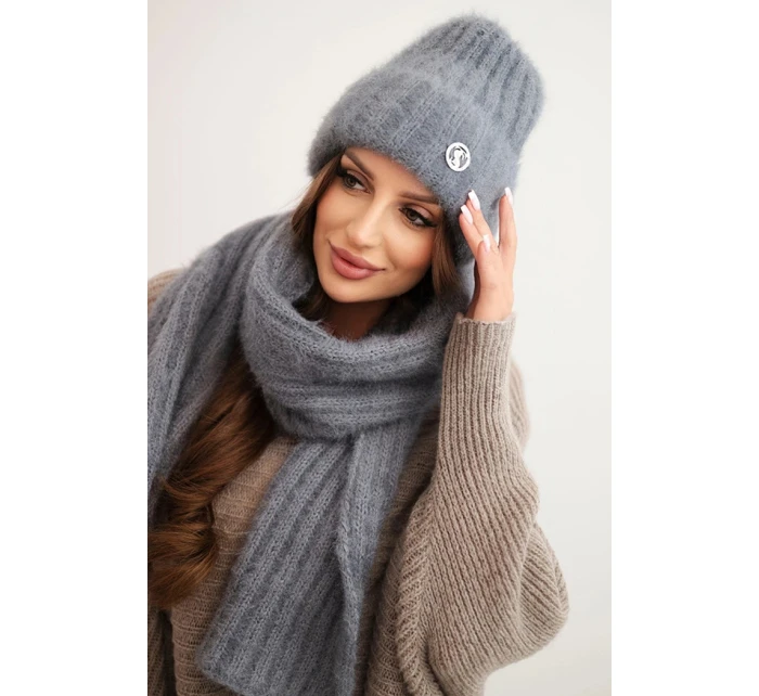 Dámská souprava čepice a dlouhý šátek z měkké příze tmavě šedý Dámská souprava čepice a dlouhý šátek z měkké příze tmavě šedý