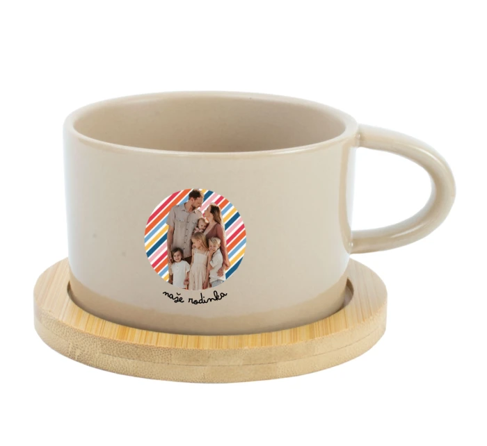 Personalizovaný keramický hrníček Makronka s výřezem fotky na podkladu