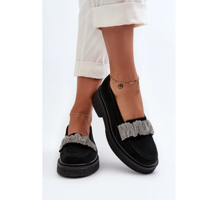 model 21652546 Dámské semišové mokasíny s ozdobným páskem Černé - Zazoo model 21652546 Dámské semišové mokasíny s ozdobným páskem Černé - Zazoo