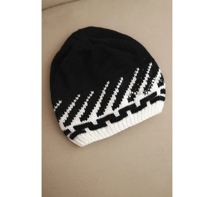 Dámská zimní čepice z vlny s geometrickým vzorem a kamínky K469 černá