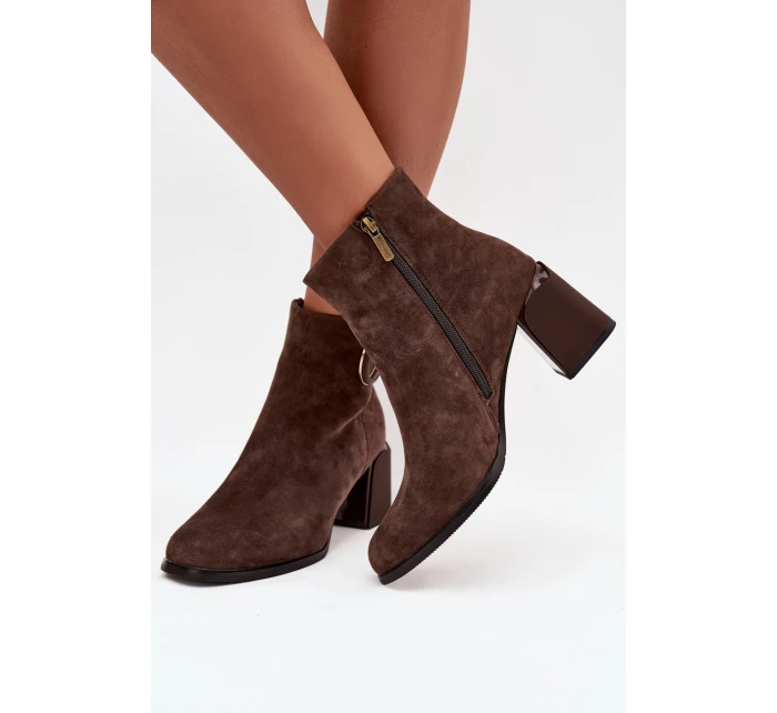 Dámské zateplené kotníkové botky z semiše na sloupku s ozdobným detailem – hnědé Artiker Dámské zateplené kotníkové botky z semiše na sloupku s ozdobným detailem – hnědé Artiker