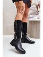 Zateplené kozačky na plochém podpatku s ozdobnou sponou černé model 21675698 - Boto