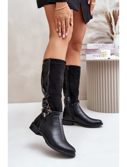 Zateplené kozačky na plochém podpatku s ozdobnou sponou černé model 21675698 - Boto