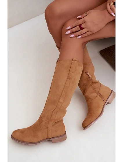 Dámské kozačky na nízkém podpatku camel model 22349395 - Boto
