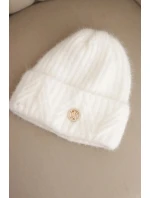 Dámská zimní čepice z huňaté příze a s elegantním knoflíkem bílá Dámská zimní čepice z huňaté příze a s elegantním knoflíkem bílá