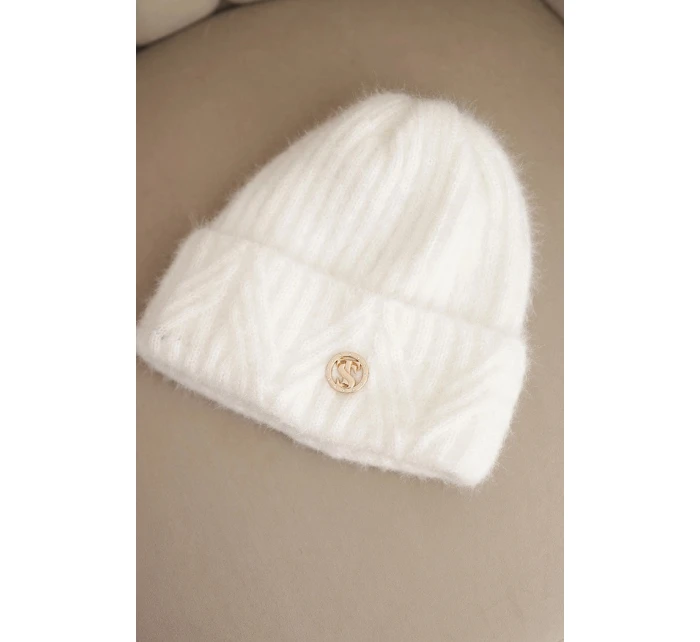 Dámská zimní čepice z huňaté příze a s elegantním knoflíkem bílá Dámská zimní čepice z huňaté příze a s elegantním knoflíkem bílá