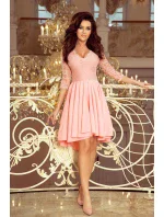 Dámské šaty v pastelově růžové barvě s delším zadním dílem a s krajkovým výstřihem model 7248157