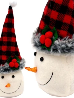 DEKORATIVNÍ SNĚHULÁK 20CM S ČERVENOČERNOU KOSTKOVANOU ČEPICÍ