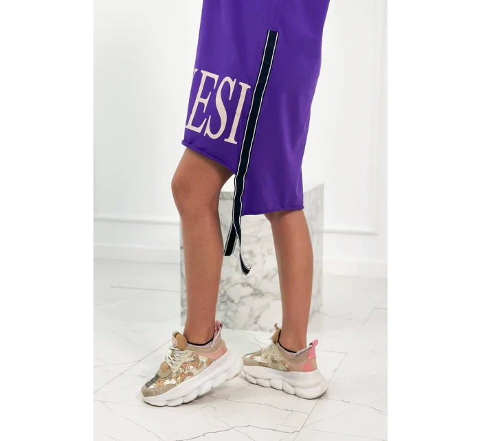 Tmavě fialové šaty s kapucí a potiskem Tmavě fialové šaty s kapucí a potiskem