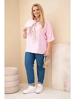 Dámská viskózová halenka Plus Size s krátkým rukávem a ozdobným šátkem bonbónově růžová