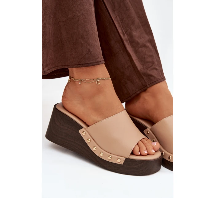 Dámské nazouváky na platformě se zlatými cvoky Béžové Arionne