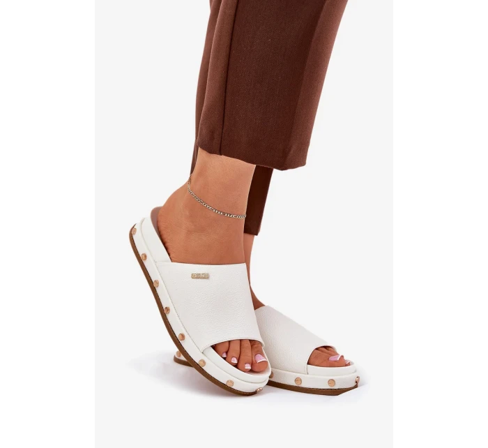 Dámské pantofle na platformě s cvočky Big Star – bílé Dámské pantofle na platformě s cvočky Big Star – bílé