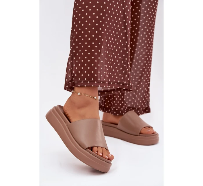 Dámské pantofle na platformě tmavě béžové model 21918985 - Boto Dámské pantofle na platformě tmavě béžové model 21918985 - Boto