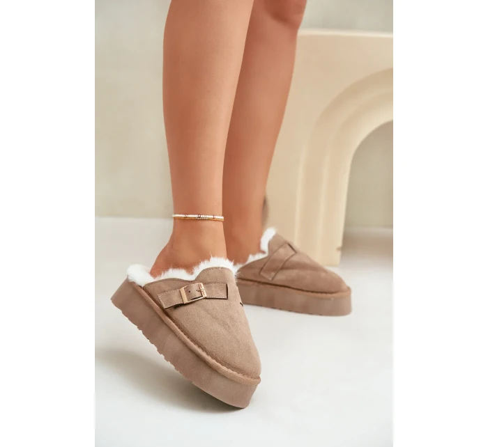 Dámské Pantofle Na Silné Podešvi S Kožešinou A Přezkou Tmavě Béžové Linneola Dámské Pantofle Na Silné Podešvi S Kožešinou A Přezkou Tmavě Béžové Linneola