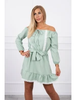 Šaty s odhalenými rameny a krajkou světle zelené barvy Šaty s odhalenými rameny a krajkou světle zelené barvy