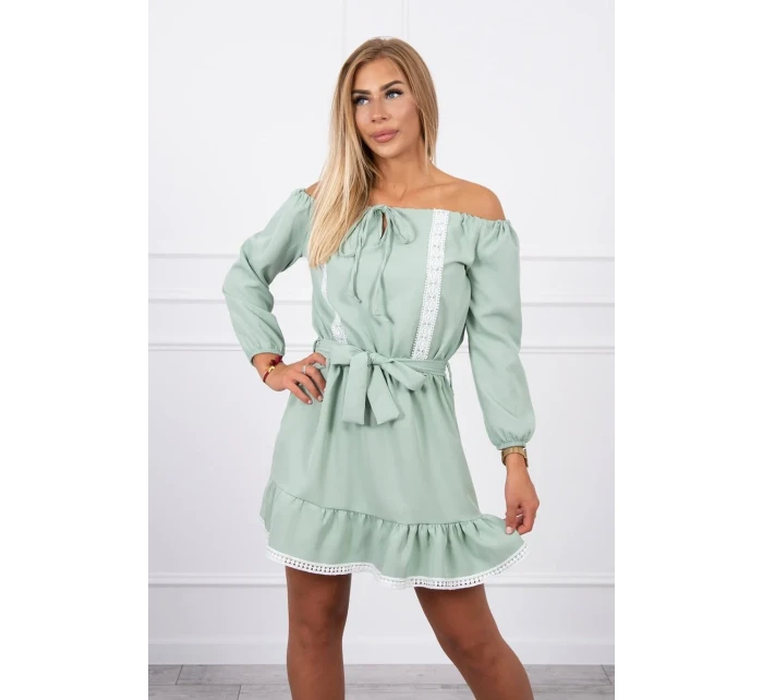 Šaty s odhalenými rameny a krajkou světle zelené barvy Šaty s odhalenými rameny a krajkou světle zelené barvy