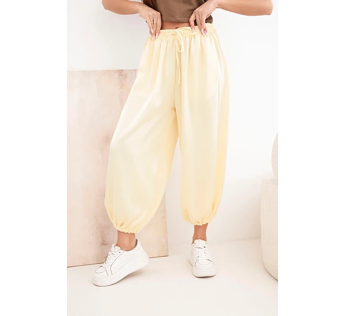 Dámské široké kalhoty s gumou v pase a zavazováním ve stylu model 22064411 žluté - K-Fashion Dámské široké kalhoty s gumou v pase a zavazováním ve stylu model 22064411 žluté - K-Fashion