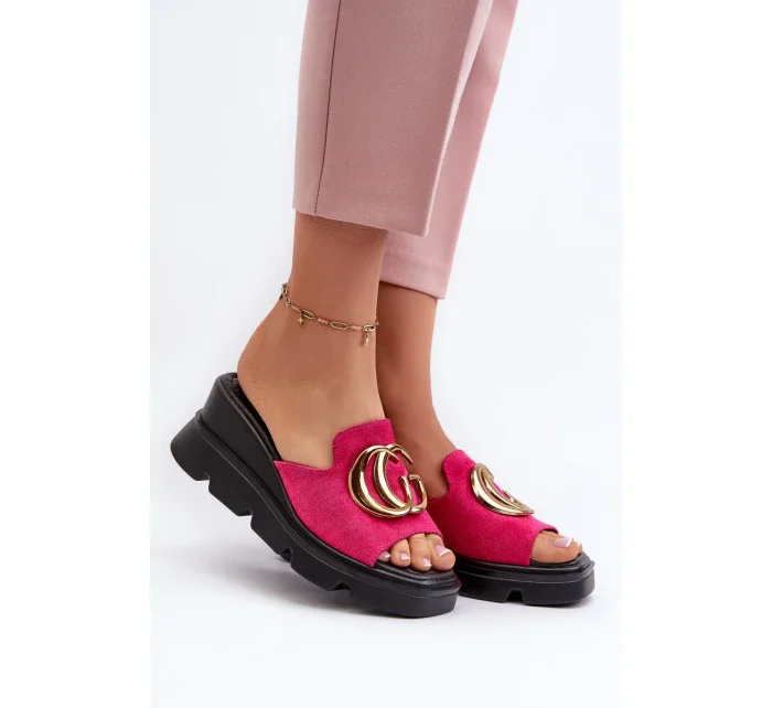 Dámské pantofle z ekologického semiše na klínku a platformě se zlatým zdobením Fuchsia Iaria Dámské pantofle z ekologického semiše na klínku a platformě se zlatým zdobením Fuchsia Iaria