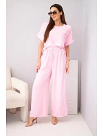 Dámský komplet z viskózy s ozdobným květem a širokými kalhotami bonbónově růžová