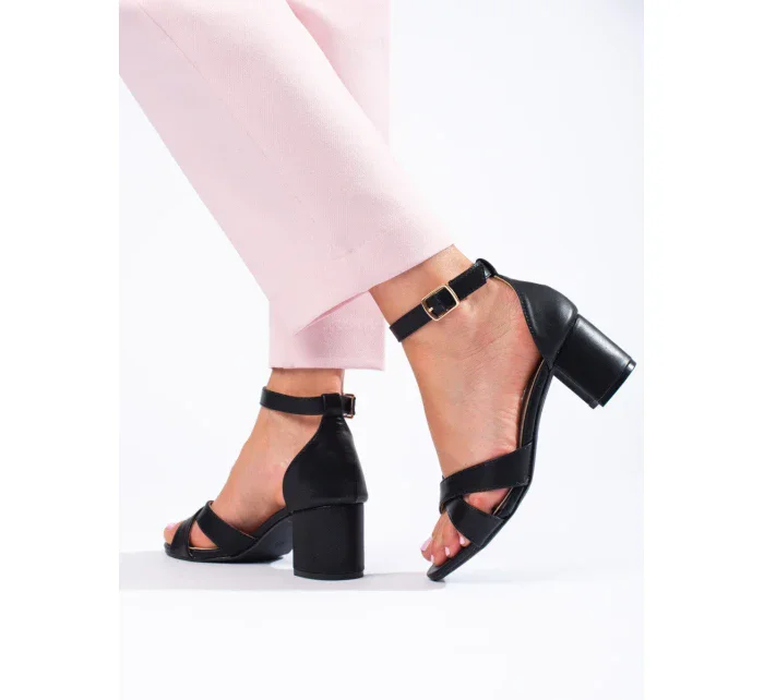 Pěkné černé dámské  sandály na širokém podpatku