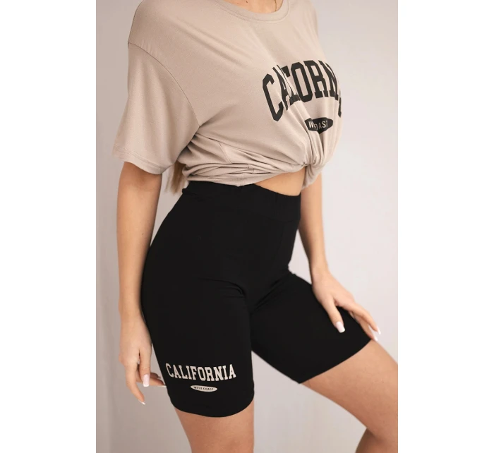 Dámský komplet s volnou blůzou a přiléhavými šortkami béžový