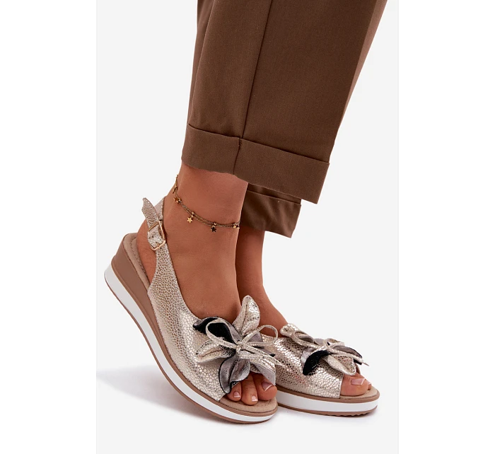 Kožené sandály na platformě s ozdobou model 22101402 Zlaté - S.Barski