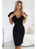 NINA Černé elegantní dámské šaty s přeloženým obálkovým výstřihem, a páskem model 20702181 - numoco NINA Černé elegantní dámské šaty s přeloženým obálkovým výstřihem, a páskem model 20702181 - numoco