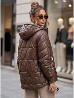 Kurtka damska przejściowa pikowana z kapturem brązowa model 22358079 - FashionStreet Kurtka damska przejściowa pikowana z kapturem brązowa model 22358079 - FashionStreet