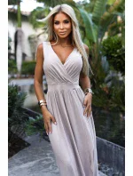 Béžové dlouhé dámské šaty s výstřihem a s rozparkem na noze model 20119780 - numoco Béžové dlouhé dámské šaty s výstřihem a s rozparkem na noze model 20119780 - numoco