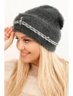Dámská zimní čepice model 21441684 s perličkami a ozdobným vzorem grafitová - K-Fashion Dámská zimní čepice model 21441684 s perličkami a ozdobným vzorem grafitová - K-Fashion