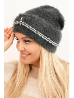 Dámská zimní čepice model 21441684 s perličkami a ozdobným vzorem grafitová - K-Fashion