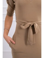 Šaty s křídly na ramenou velbloudí