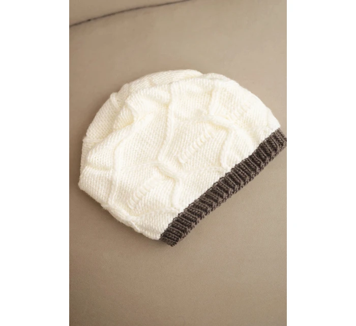 Dámská zimní čepice z vlny s proplétaným vzorem K443 ecru Dámská zimní čepice z vlny s proplétaným vzorem K443 ecru