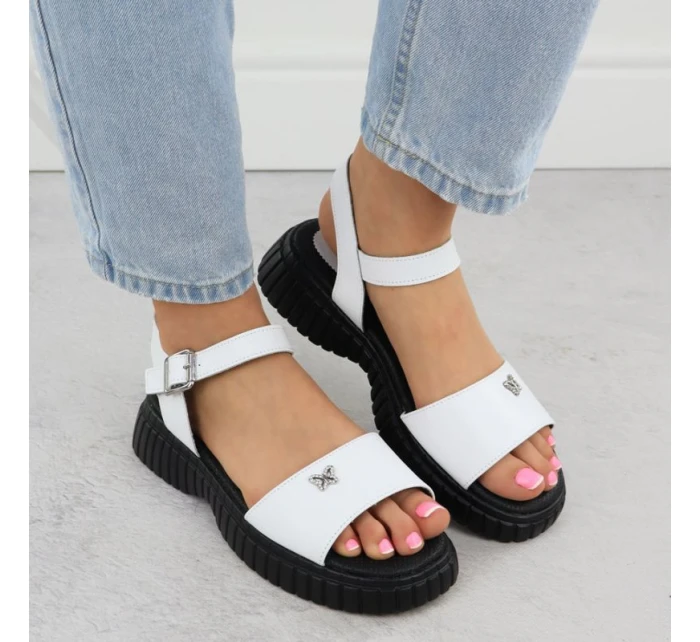 Dámské kožené sandály na hrubé podrážce s motýlím vzorem bílé Filippo DS6811 Dámské kožené sandály na hrubé podrážce s motýlím vzorem bílé Filippo DS6811