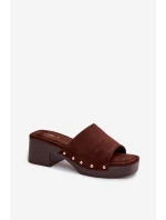 Dámské pantofle na platformě se zlatými sponami čokoládové model 21951376 - Boto Dámské pantofle na platformě se zlatými sponami čokoládové model 21951376 - Boto