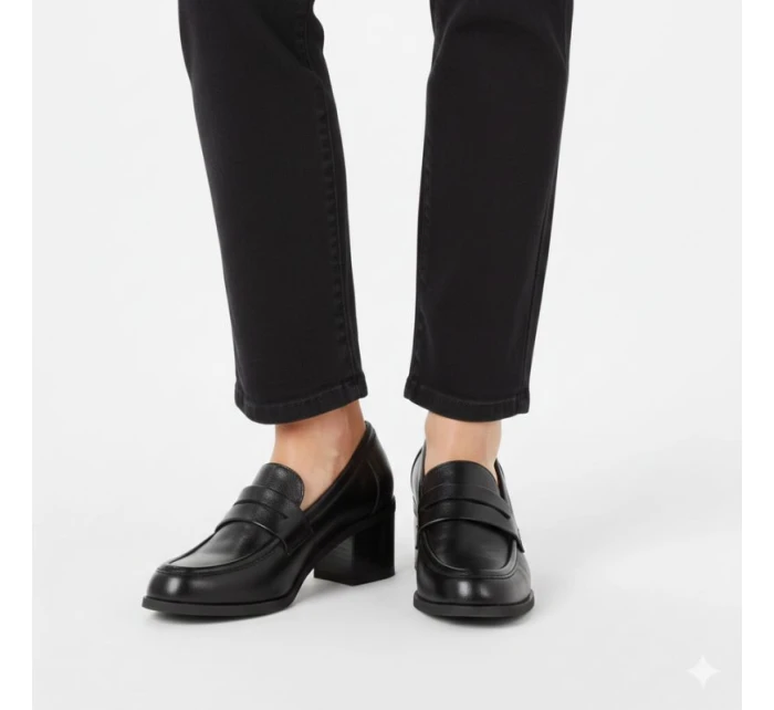 Černá dámská obuv na podpatku model 22015036 - M. Daszyński Černá dámská obuv na podpatku model 22015036 - M. Daszyński