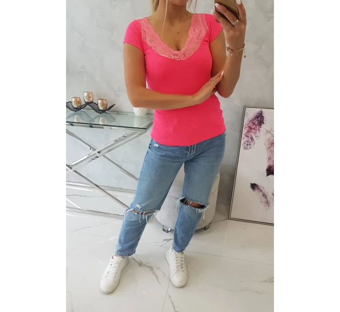Halenka s krajkovým výstřihem růžová neonová